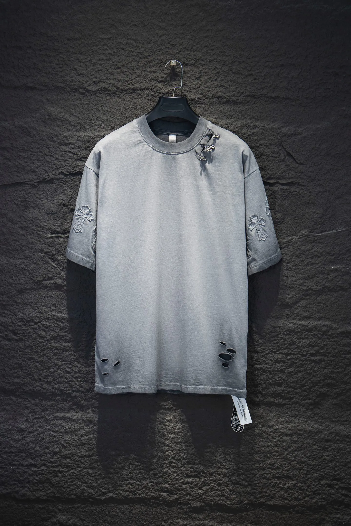 P200 🆕Chrome Hearts os version is really charming and Chrome Hearts is really a must-have. Each season's new version is made to the extreme. It is very practical and can be worn casually. Nice✔️ - ⚠️100% cotton. Made of 32-count double yarn, 260-gram weight fabric and imported knitted carded cotton. The thickness is moderate, drapey and contoured, and the upper body is comfortable! ! It is very tolerant to fat body types and can instantly lose five pounds after wearing it!  Front panel #Back panel Simple elements# The English letters are arranged artistically. Imported Tajima high-density heavy-duty embroidery technology. The font is three-dimensional and full. The letters are embroidered by imported machines after adjusting according to the original details. The thickness is moderate. The hardware is imported hardware accessories. The body is washed, fried and frayed, and hand-made elements are added, which greatly increases the interest of the clothing; unique visual effects. The special fraying effect creates a unique distressed effect. The addition of handmade elements to the body greatly increases the interest of the clothing; it has a unique visual effect. After special fraying effect treatment, a unique distressed effect is formed. An irregular hem is added to the version. This year, Crow Heart is focusing on the version. In the past two years, the oversize version has become the focus of the trend. It has also been a popular staple in the past two years. The change of designers has made this brand an instant hit. The progressive fashion of the times also needs the blood impact of fresh elements and trendy designs in order to continue its glory! It’s stylish both inside and outside, a must-have for high street travel! An absolute "eye-catching style" that can match couples 💏 Color: washed black, fried gray Size: S M L XL